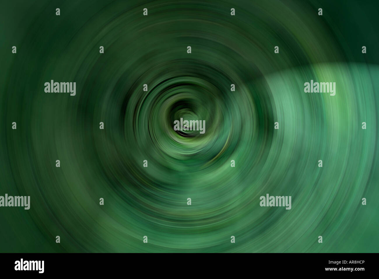 Illustrazione di un veloce pianeta rotante, sfera verde ruota sul suo asse, accesa su un lato, lato oscuro oscurati da ombre Foto Stock