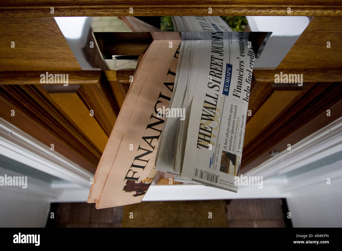 Financial Times e Wall Street Journal pubblicato nella porta anteriore letterbox Foto Stock