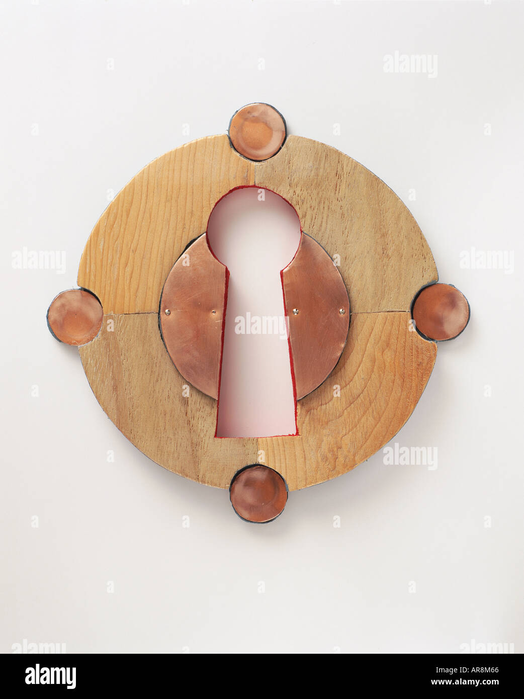 Toppa di chiave nel cerchio di legno, quattro piccole sfere di rame Bordo decoratori, piccolo cerchio di rame impostato in legno intorno a toppa di chiave. Foto Stock