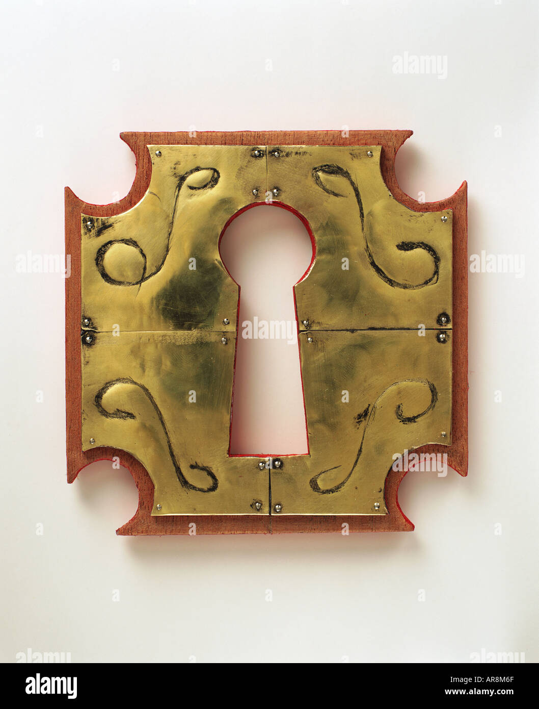 Dorare croce di ferro metallo toppa, circondato da piastre di ottone cuscinetto decorativo simboli incisi, bordatura in legno. Foto Stock