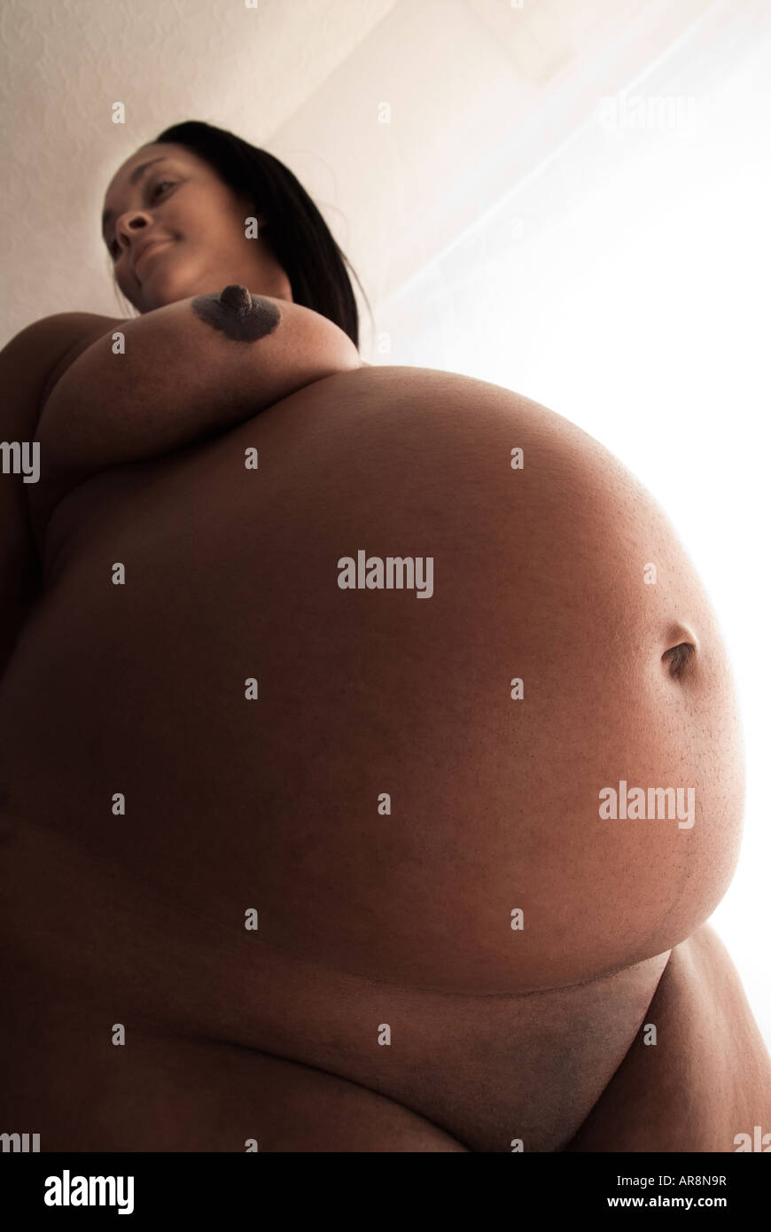 Incinta nudo di donna nera Foto stock - Alamy