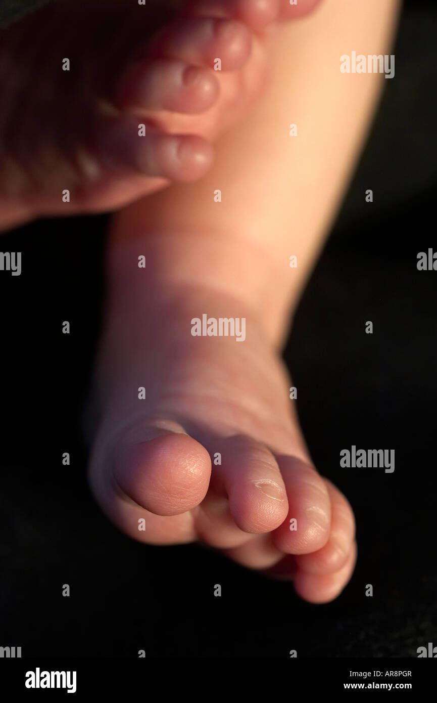 Piedi del bambino fino vicino che mostra i piedi e le dita dei piedi Foto Stock