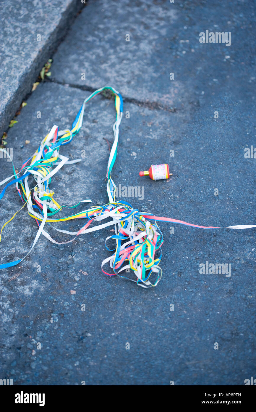 Usare 'party popper' in strada il giorno dopo una festa Foto Stock