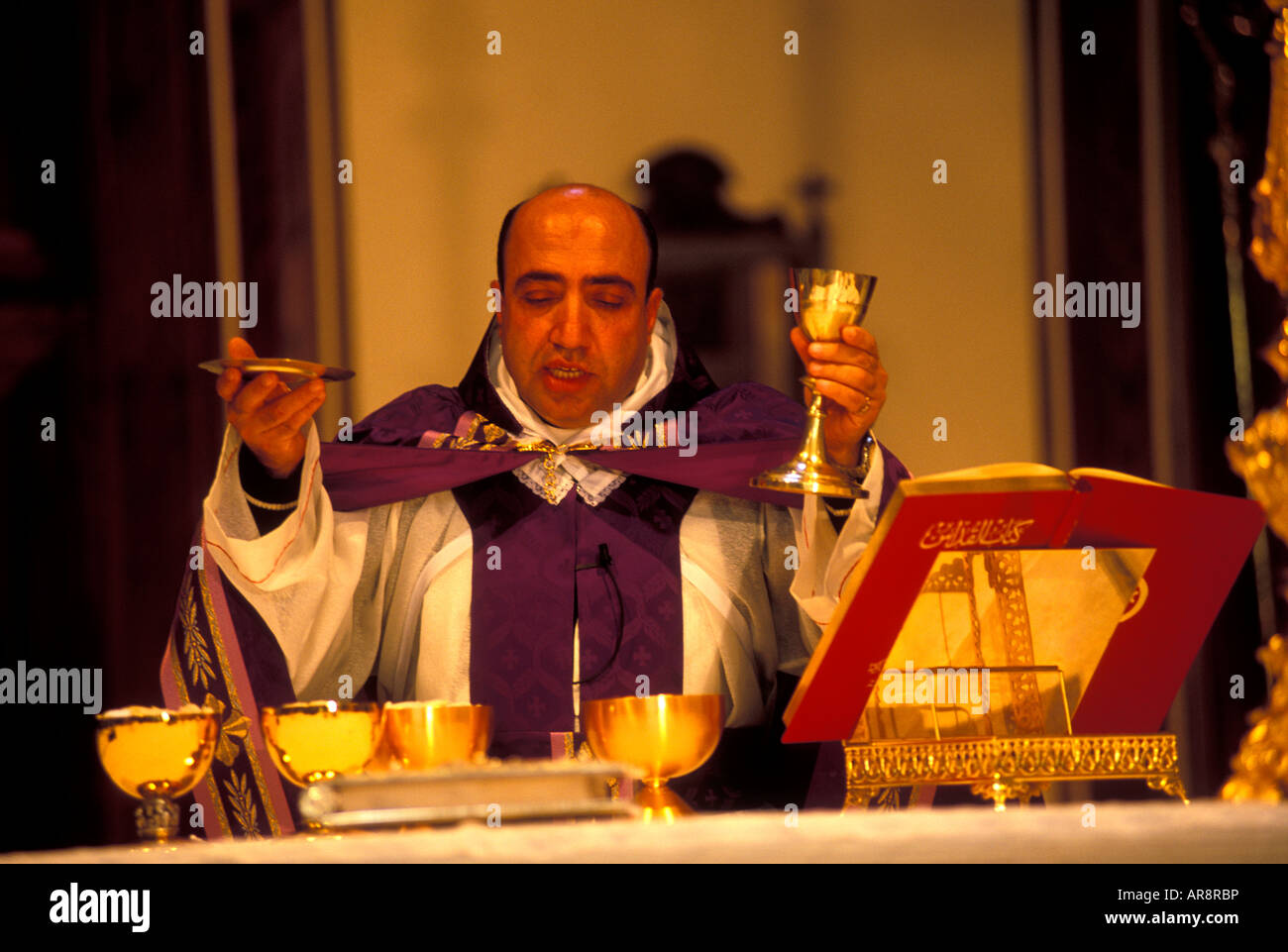 Sacerdote nel servizio domenicale, Duomo di San Giorgio a Beirut. Foto Stock