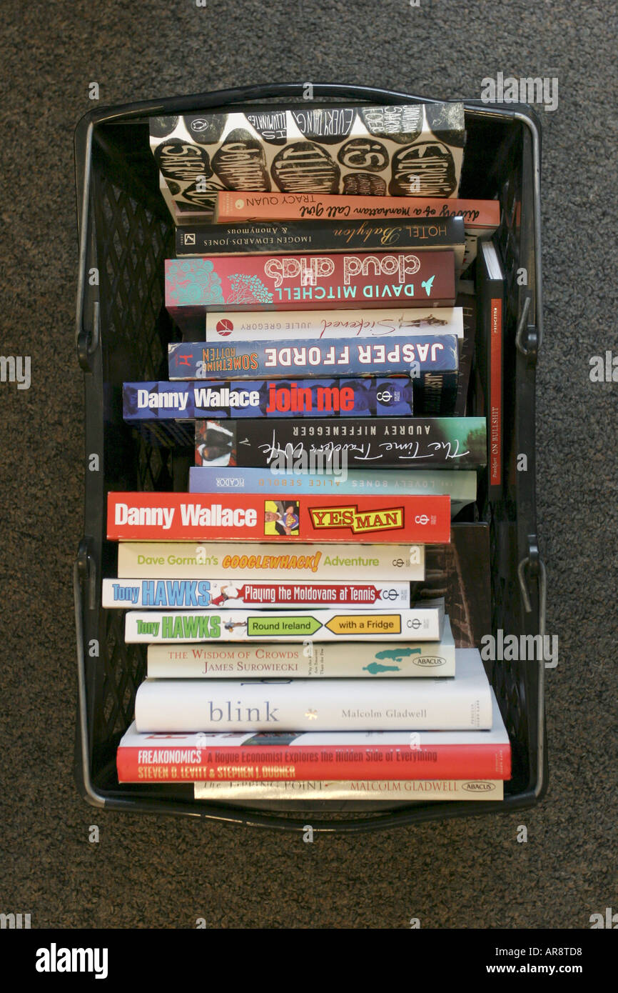 Un carrello pieno di libri in brossura Foto Stock