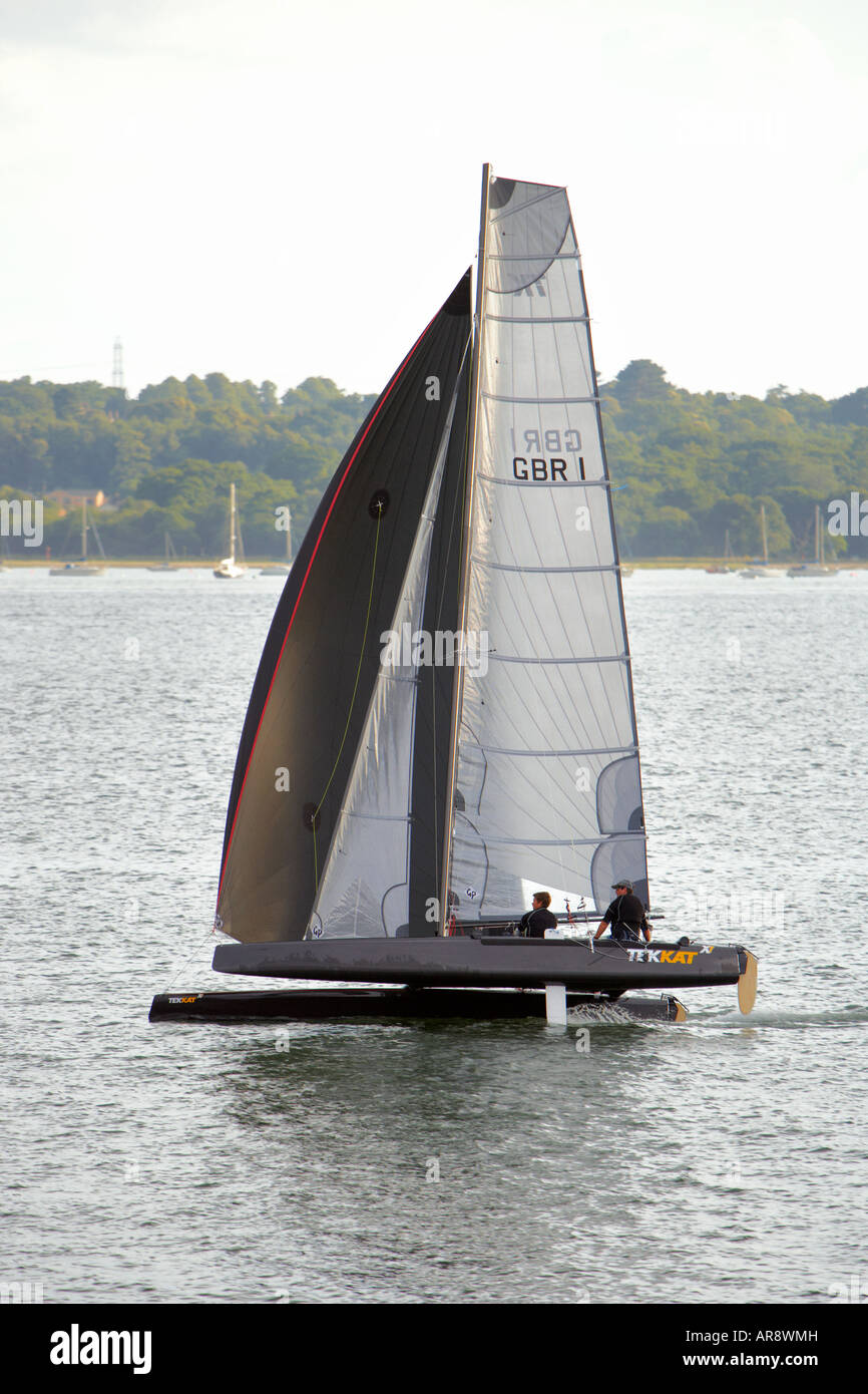 Catamarano a vela su acqua di Southampton Regno Unito Foto Stock Catamarano a vela su acqua di Southampton Regno Unito Foto Stock