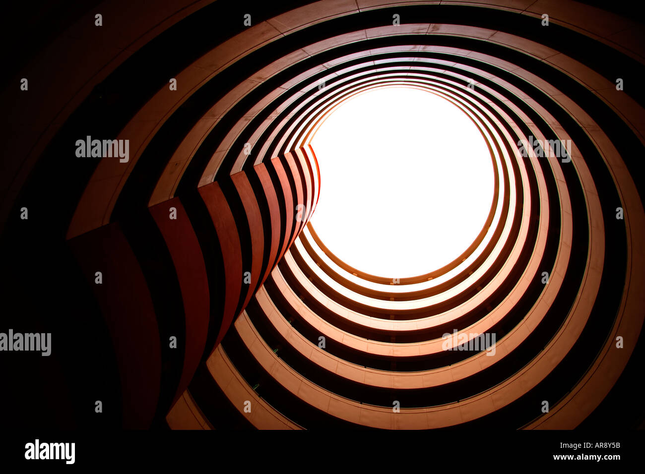 Abstract scalinata a spirale attraverso il centro di una delle ali di alloggio presso il famoso Hilton Hotel a Karon Beach, Tailandia Foto Stock