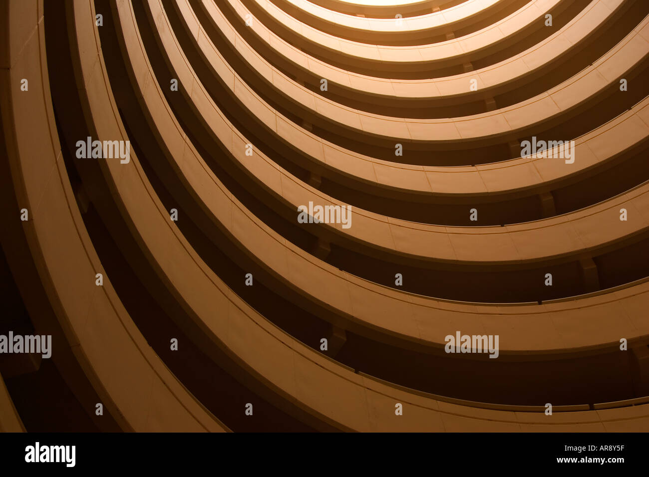Abstract scalinata a spirale attraverso il centro di una delle ali di alloggio presso il famoso Hilton Hotel a Karon Beach, Tailandia Foto Stock