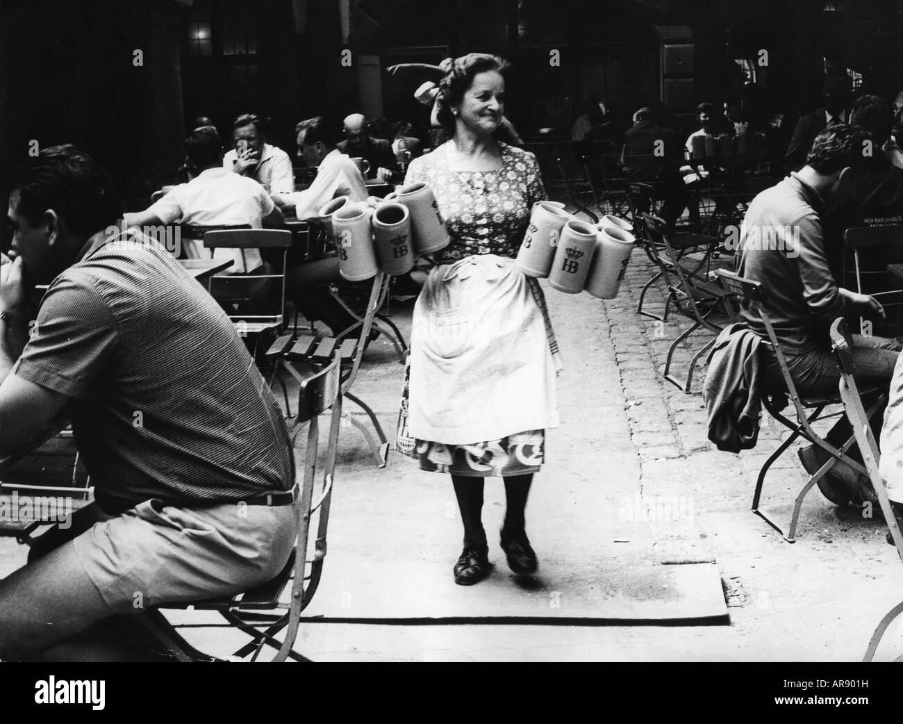 Geografia/viaggio, Germania, Monaco di Baviera, gastronomia, Hofbräuhaus, birreria all'aperto, cameriera, 1964, Foto Stock