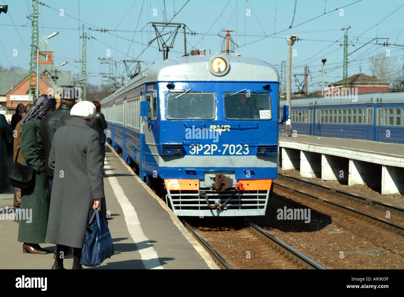 Il treno arriva a Sergiev Posad Station 60km da Mosca Russia per il monastero della Trinità di San Sergio Foto Stock
