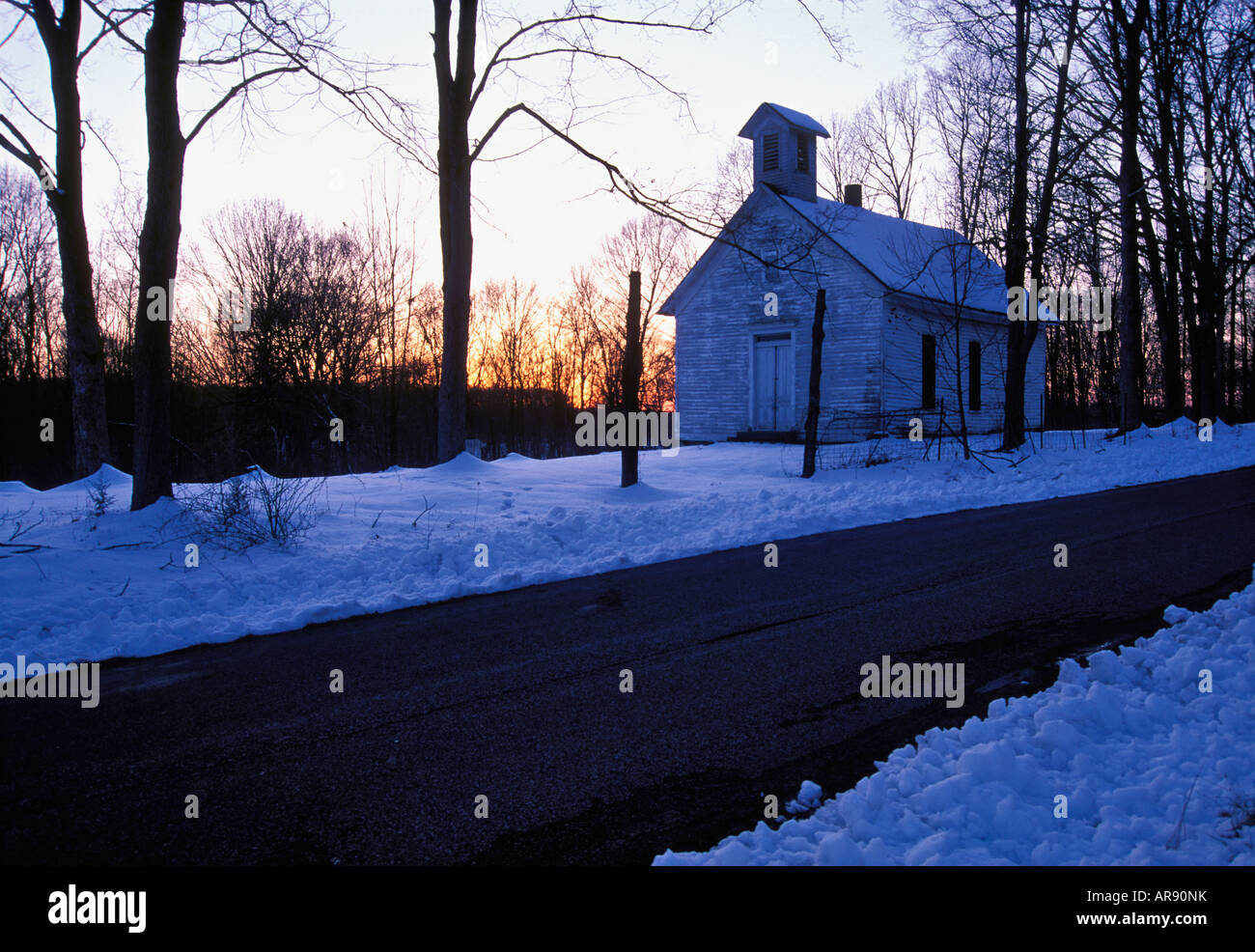 Vecchia chiesa del paese tappezzate in neve al tramonto Washington County Indiana Foto Stock
