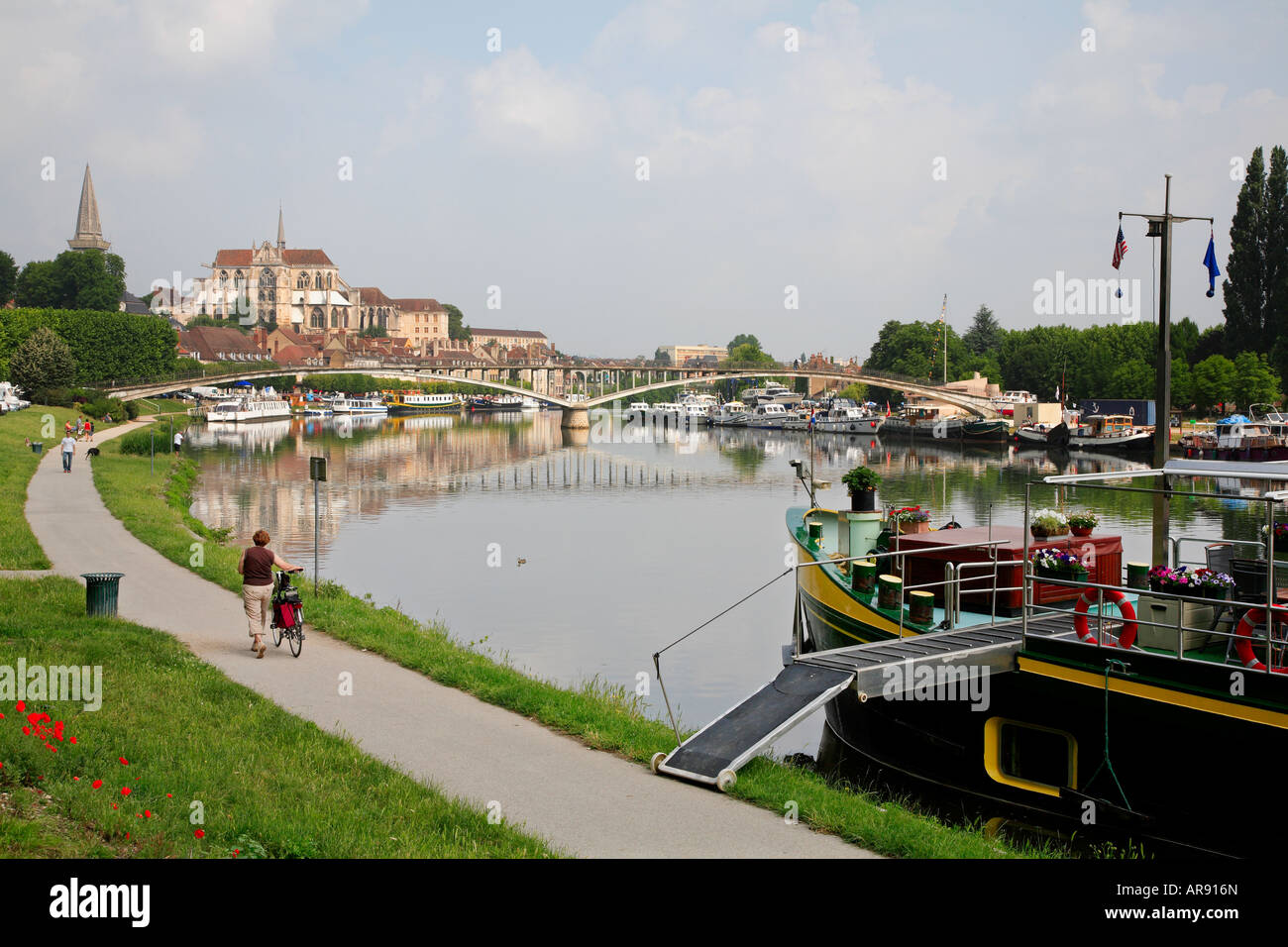 Auxerre e il fiume Yonne, Borgogna, in Francia, con la Cattedrale di Saint Etienne a distanza. Foto Stock