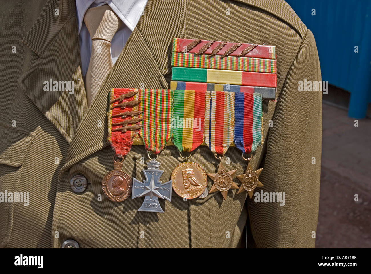 Medaglie militari in uniforme di un ex soldato dell'esercito etiopico, Addis Abeba, Etiopia Foto Stock