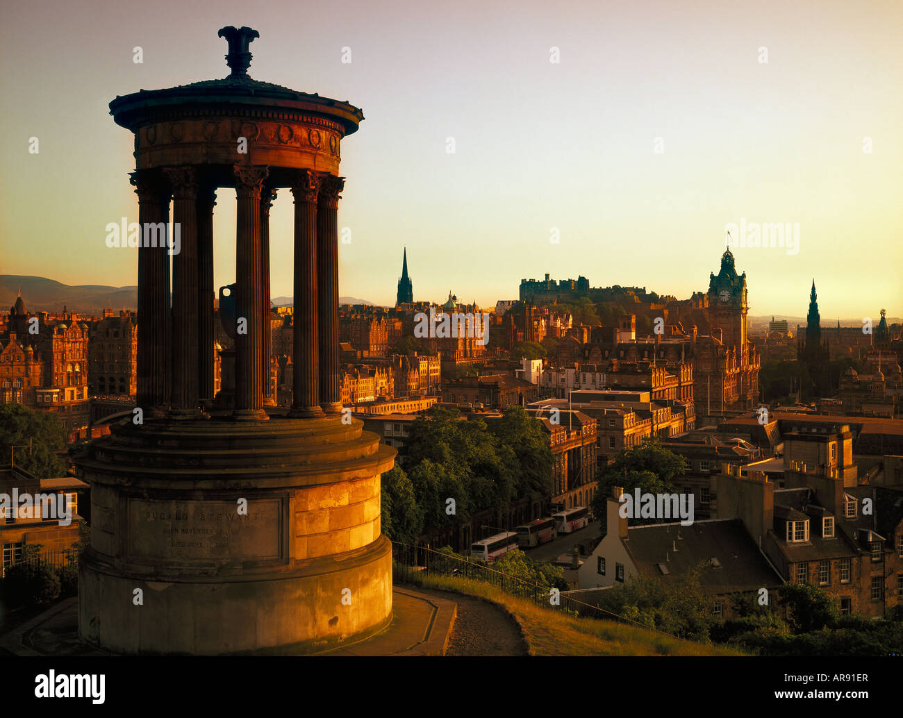 Il Dugald Stewart monumento e dal castello di Calton Hill Edinburgh Scotland Regno Unito Foto Stock