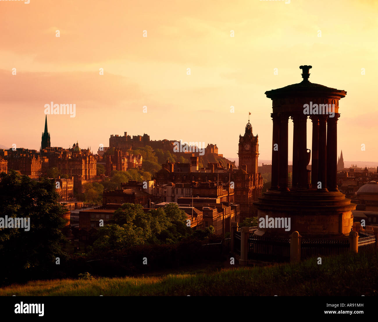 Il Castello e lo skyline di Calton Hill Edinburgh Scotland Regno Unito Foto Stock