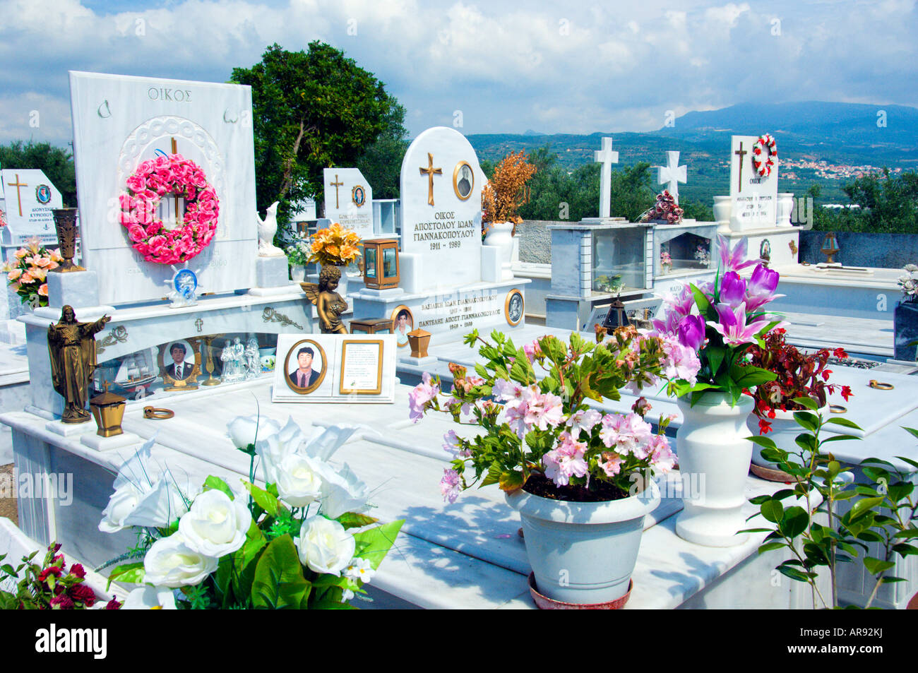 Un greco ortodosso di cimitero vicino al villaggio di Nea Koroni Peloponneso Grecia Foto Stock
