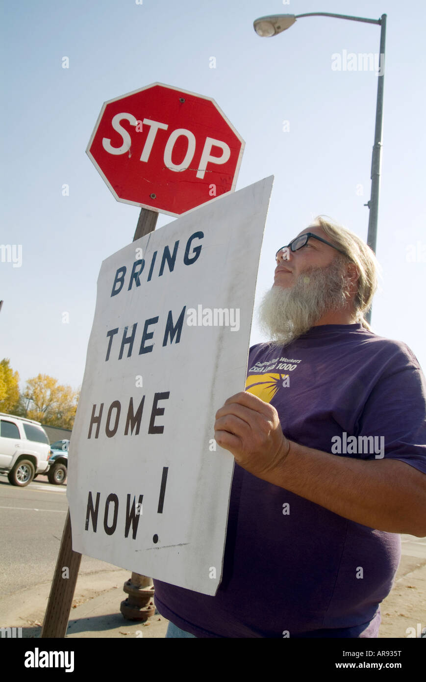 American anti guerra diruttori protestor di protesta contro la guerra in Iraq contro il terrore ala sinistra hippy di portare a casa le forze di ora Foto Stock