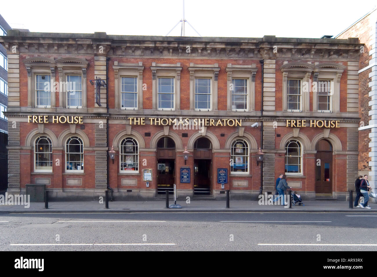 Un ex edificio pubblico il tribunale fallimentare convertito in una casa pubblica a Stockton on Tees Co Durham Regno Unito Foto Stock