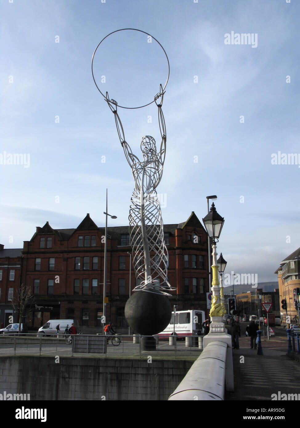 Ringraziamento scultura rotante faro di speranza da artista Andy Scott in ringraziamento square Belfast Irlanda del Nord Regno Unito Foto Stock