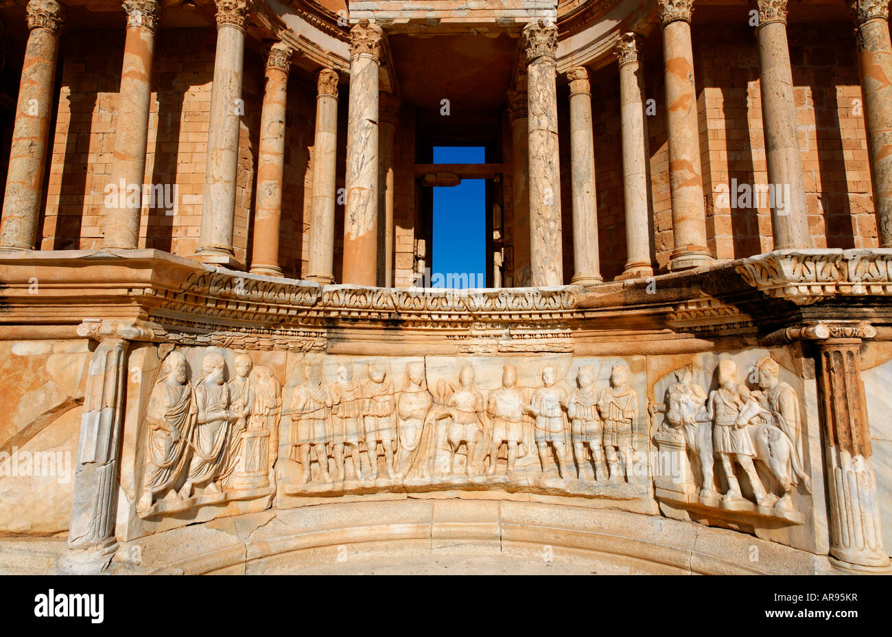 Sculture in rilievo sulla parte anteriore della tappa presso il teatro romano di Sabratha Libia Foto Stock