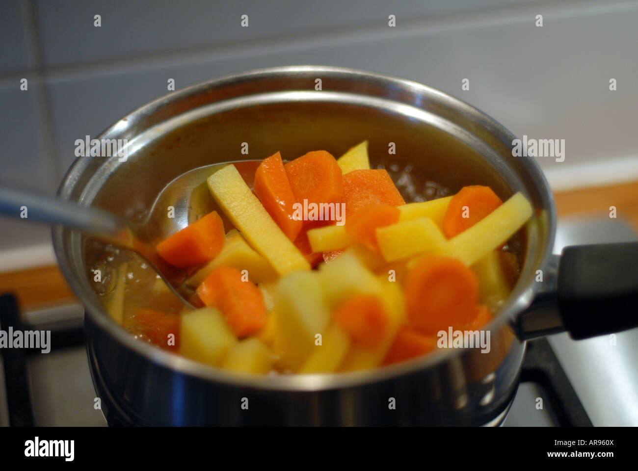 Bollire le verdure in una padella, qualche verdura fresca, mangiare sano Foto Stock