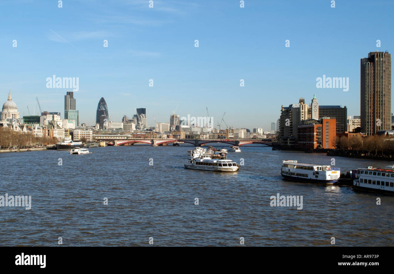 Londra Inghilterra Città Highrise uffici visto lungo il fiume Tamigi da Waterloo Bridge Foto Stock