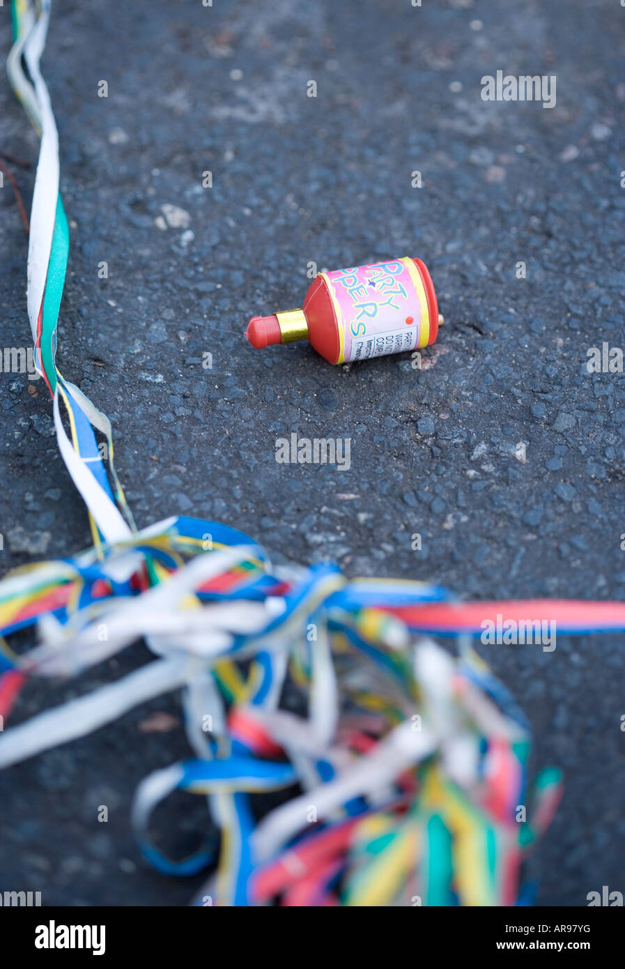 Usare 'party popper' in strada il giorno dopo una festa Foto Stock