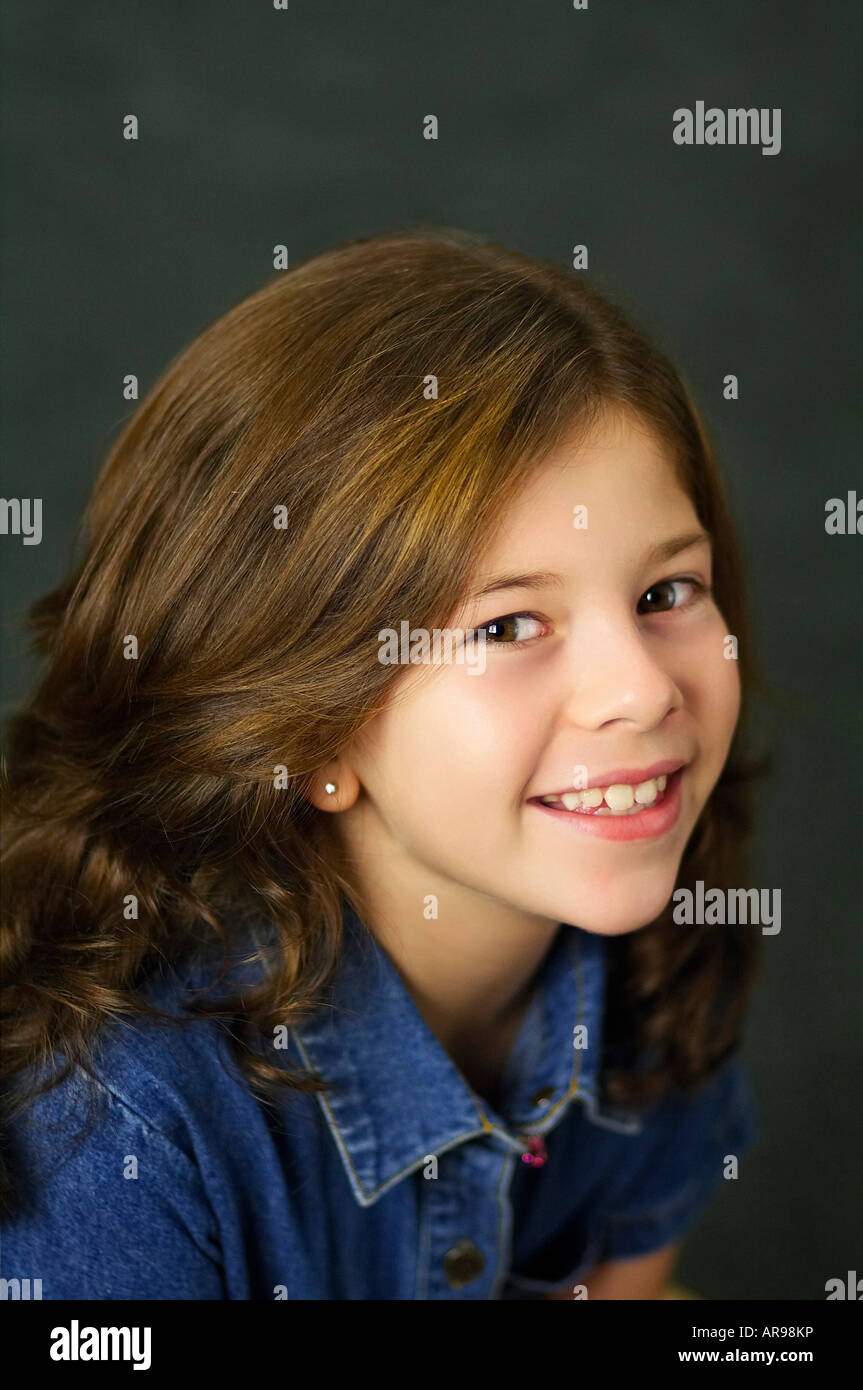 Un sorridente giovane ragazza caucasica 10 anni Foto Stock