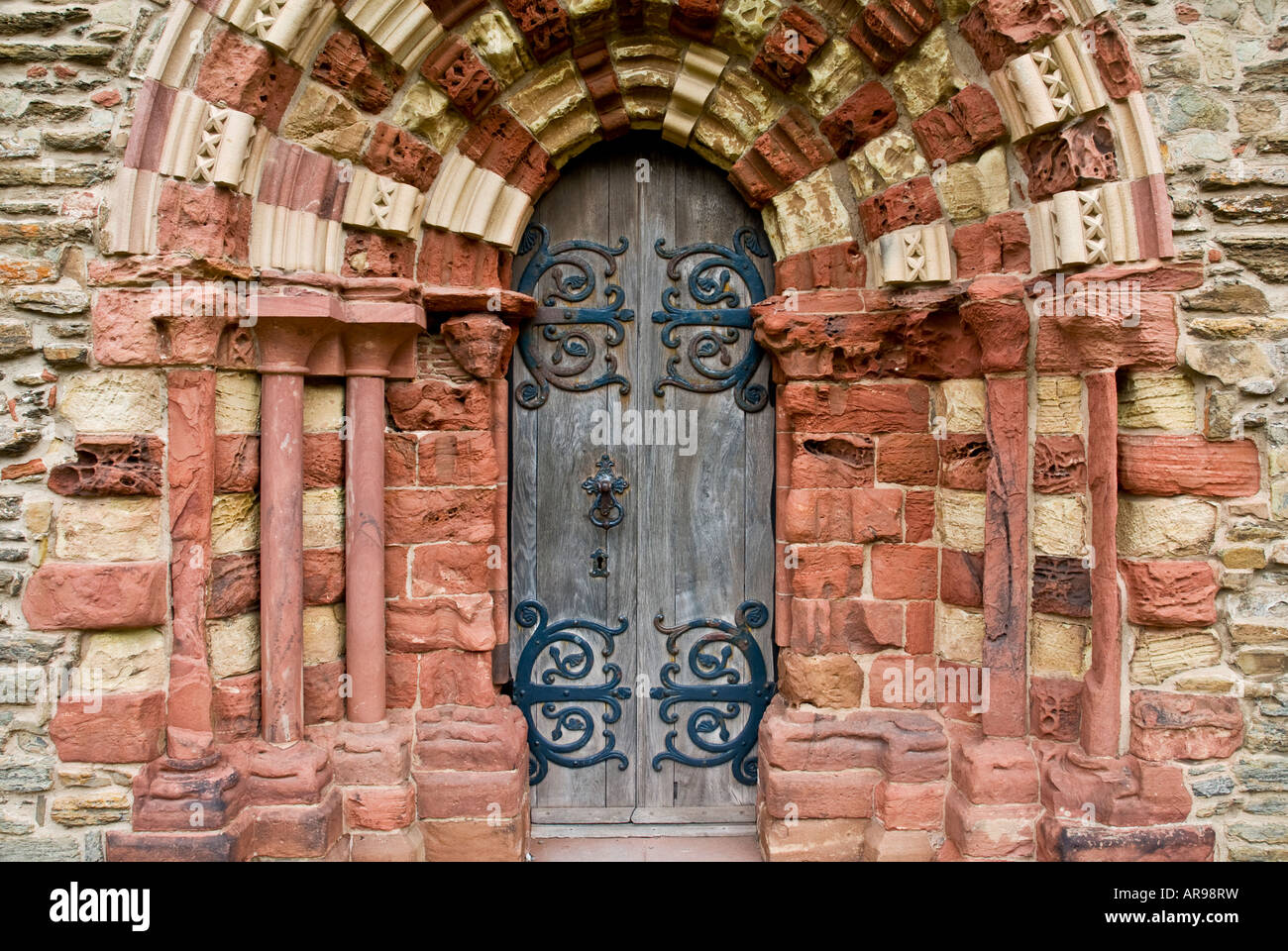La porta esterna e indossato muri in arenaria rossa di St Magnus Cathedral, Kirkwall, Orkney Foto Stock