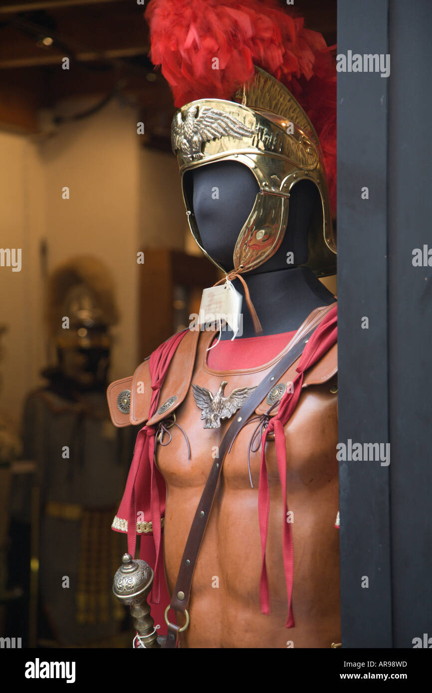 Un soldato romano s outfit per la vendita in un negozio di Roma Foto Stock