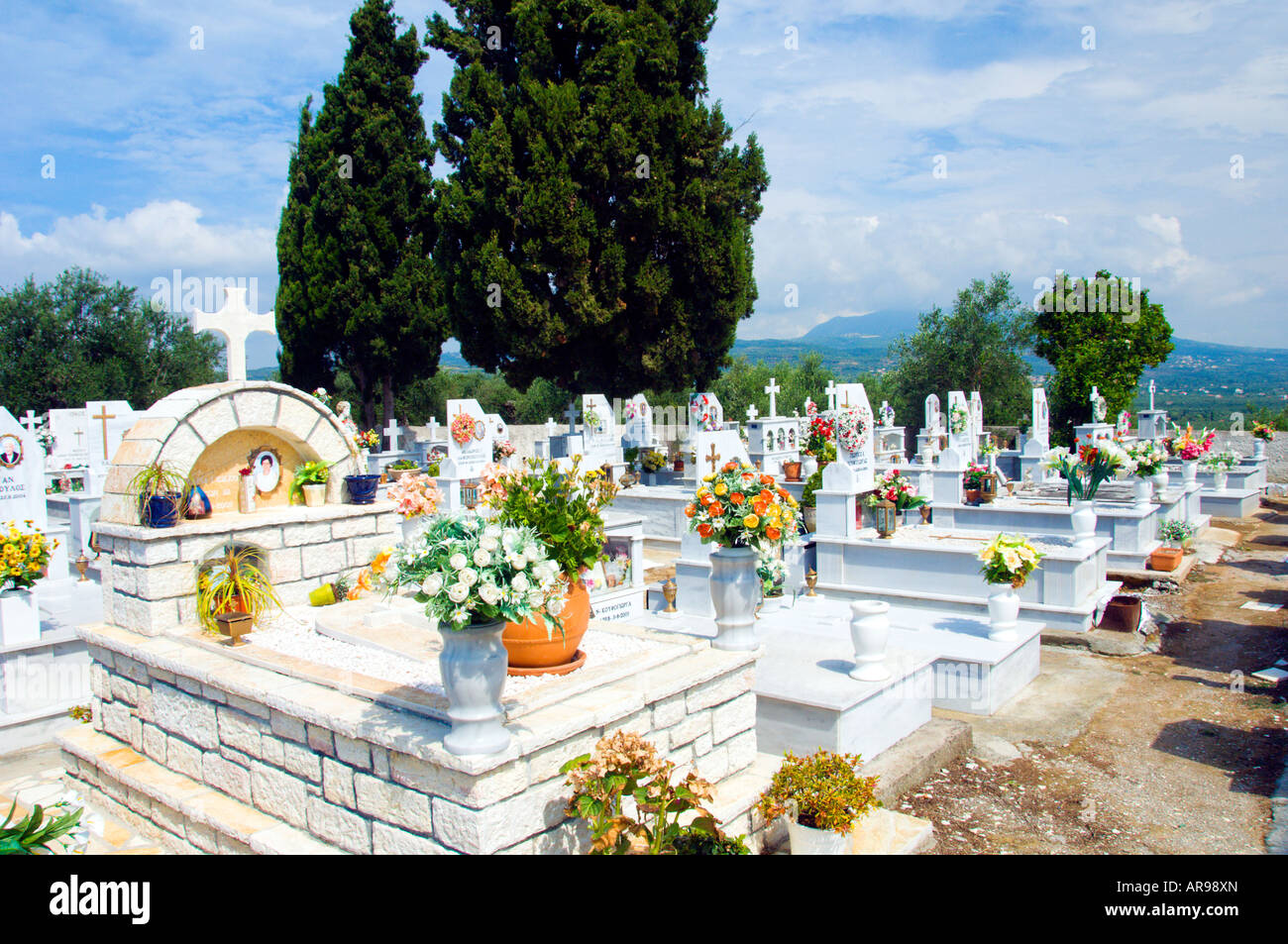 Un greco ortodosso di cimitero vicino al villaggio di Nea Koroni Peloponneso Grecia Foto Stock