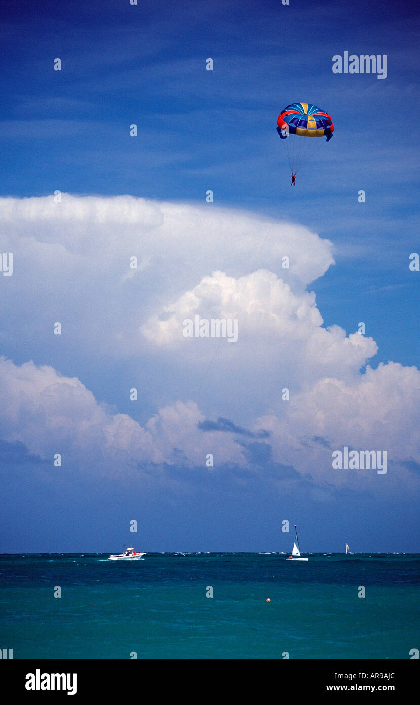 Il parasailing Punta Cana Caraibi Repubblica Dominicana Foto Stock