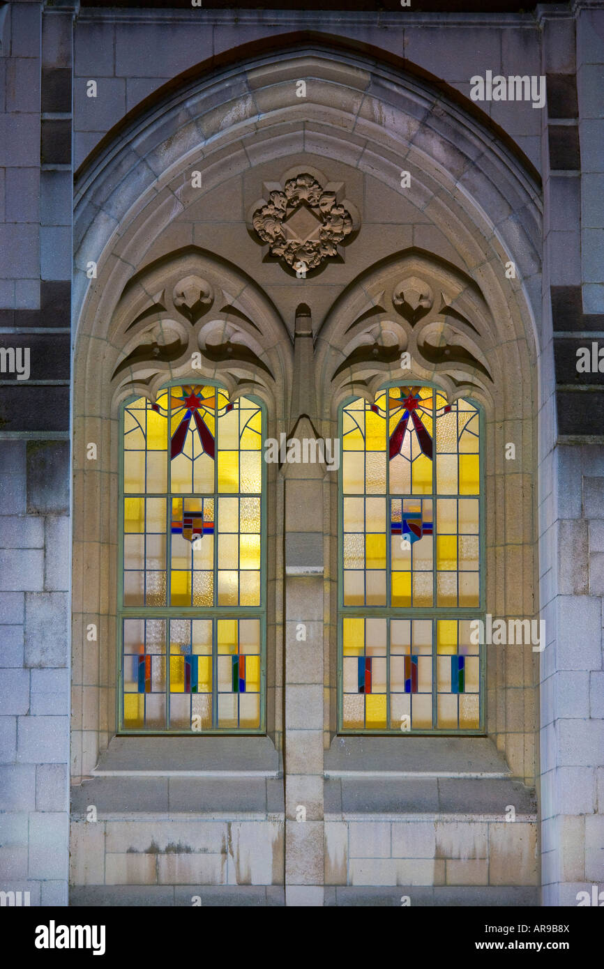 Dettaglio del macchiato e vetrate a piombo in biblioteca Suzzallo di notte Washington University Seattle Washington Foto Stock