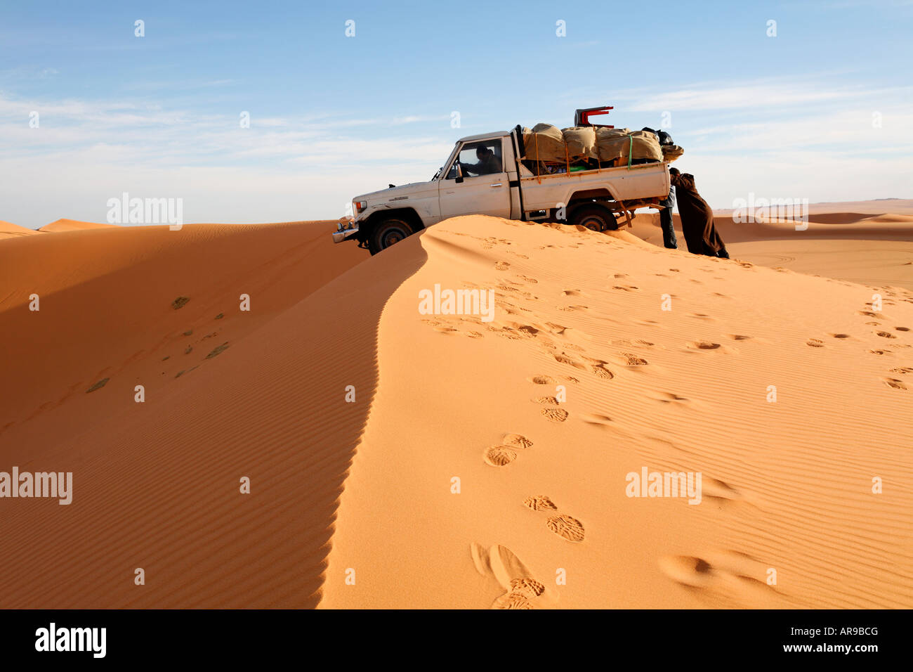 La trazione a quattro ruote motrici safari nel deserto del Sahara Libia Foto Stock