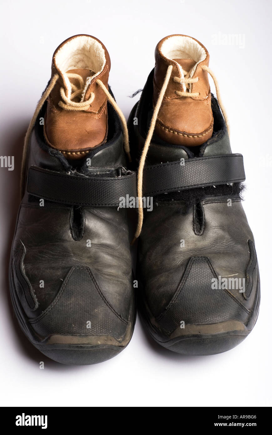 Immagine di scarpe per bambini all'interno di un cassone per adulti Foto Stock