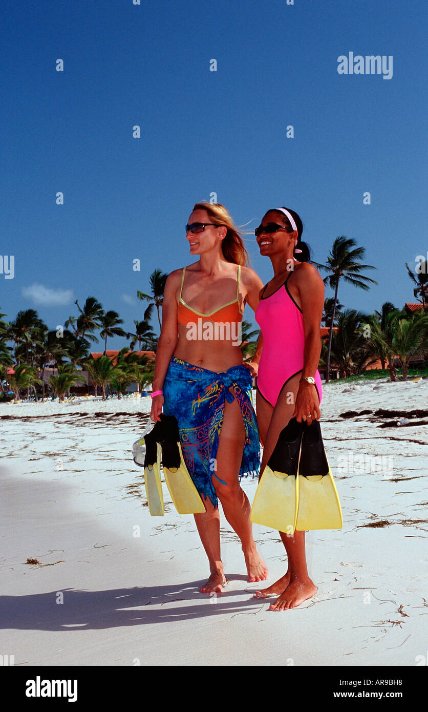 Due femmina scin subacqueo sulla spiaggia di Punta Cana Caraibi Repubblica Dominicana Foto Stock