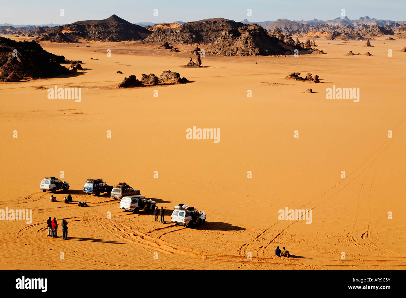 La trazione a quattro ruote motrici safari nelle montagne Akakus Libia Foto Stock