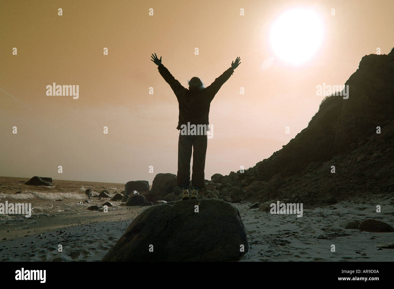 Gioia vacanza Isola di blocco di Rhode Island USA RI donna con le mani in aria che abbraccia il sole e spiaggia Foto Stock