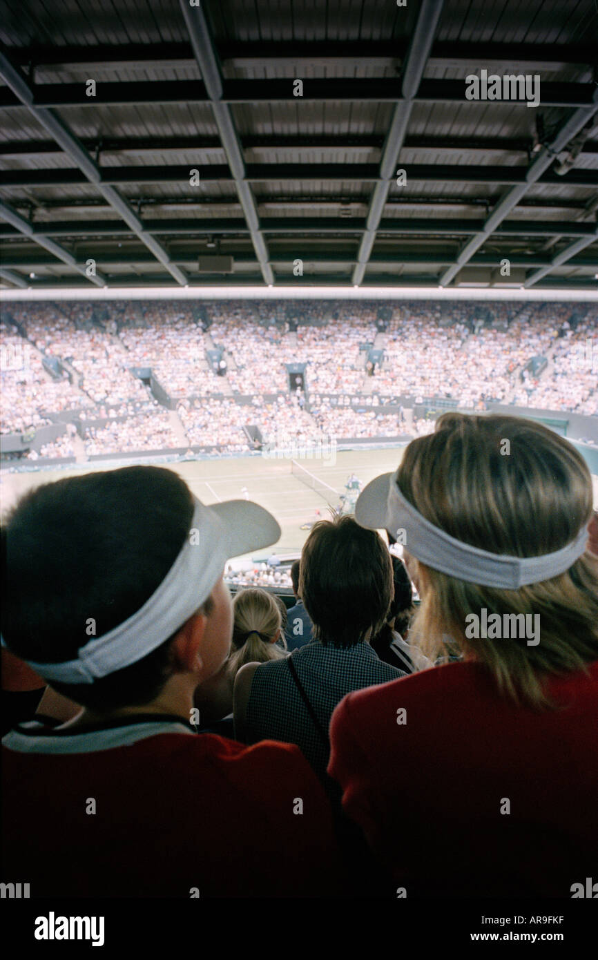 Due bambini con sun caps a corte nessuno a Wimbledon 2006 Wimbledon Londra Inghilterra Foto Stock
