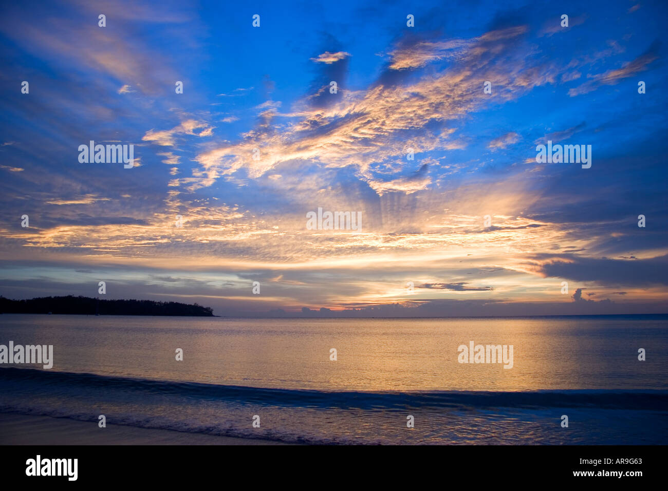 Tramonto su Bang Tao Beach, Phuket, Thailandia, ASIA Foto Stock