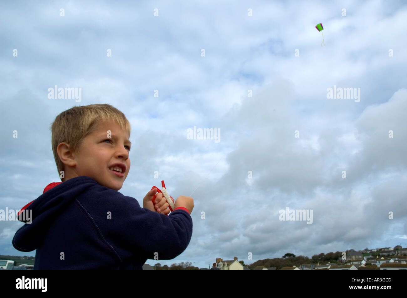 Un giovane ragazzo battenti la sua kite Foto Stock