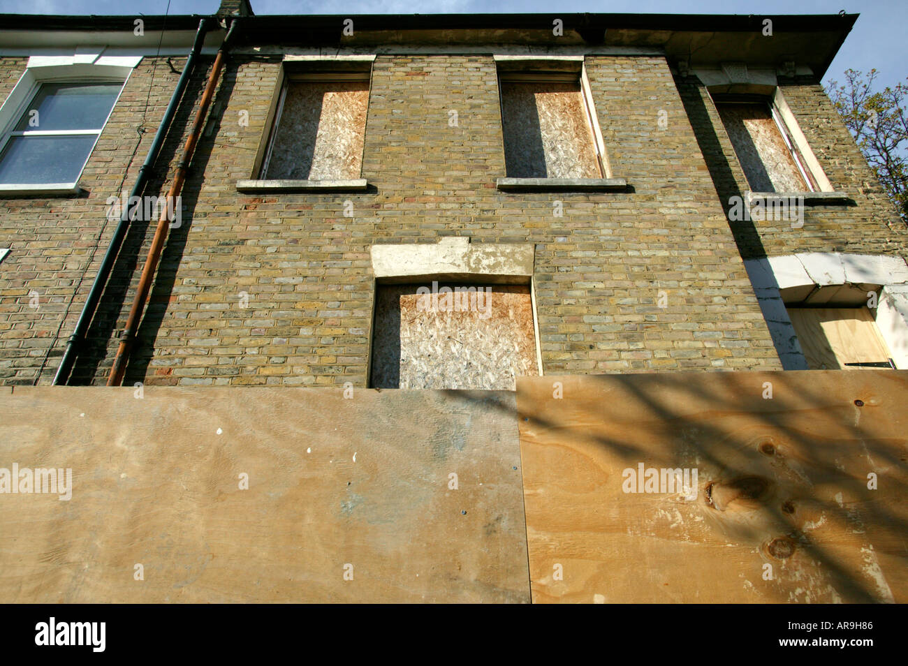 Saliti a bordo fine-di-terrazza casa nel nord di Londra Foto Stock