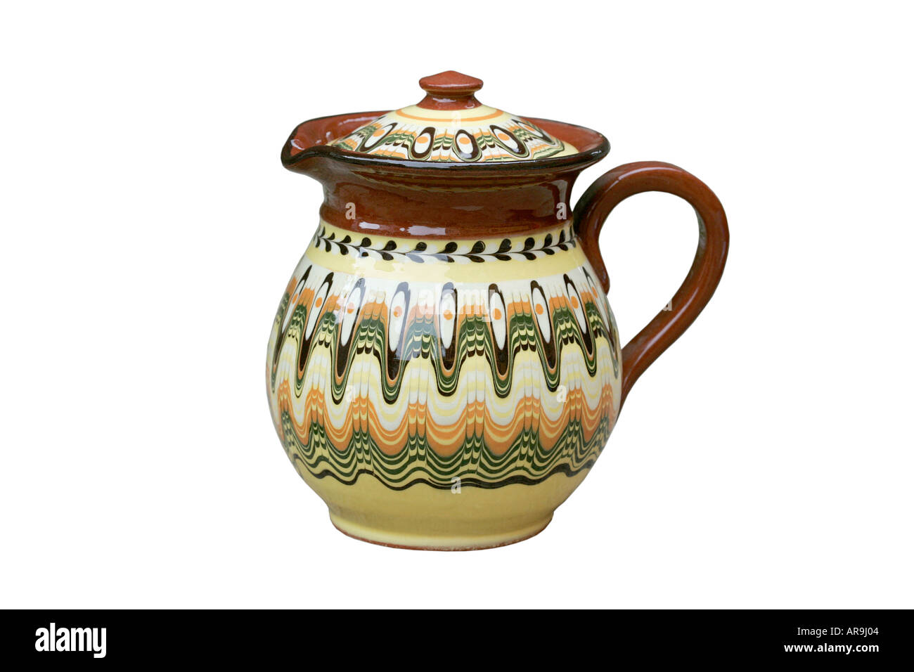 Potter tradizionali bulgare souvenir barbottina ceramica smalto rustico nativo di porcellana cinese fatto a mano la piastra del lavoro nero etnico Foto Stock