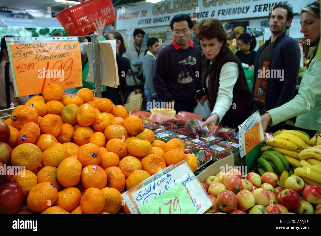 La folla acquistare frutta e verdura fresca al mercato all'ingrosso, Subiaco mercati, Perth, Western Australia Foto Stock