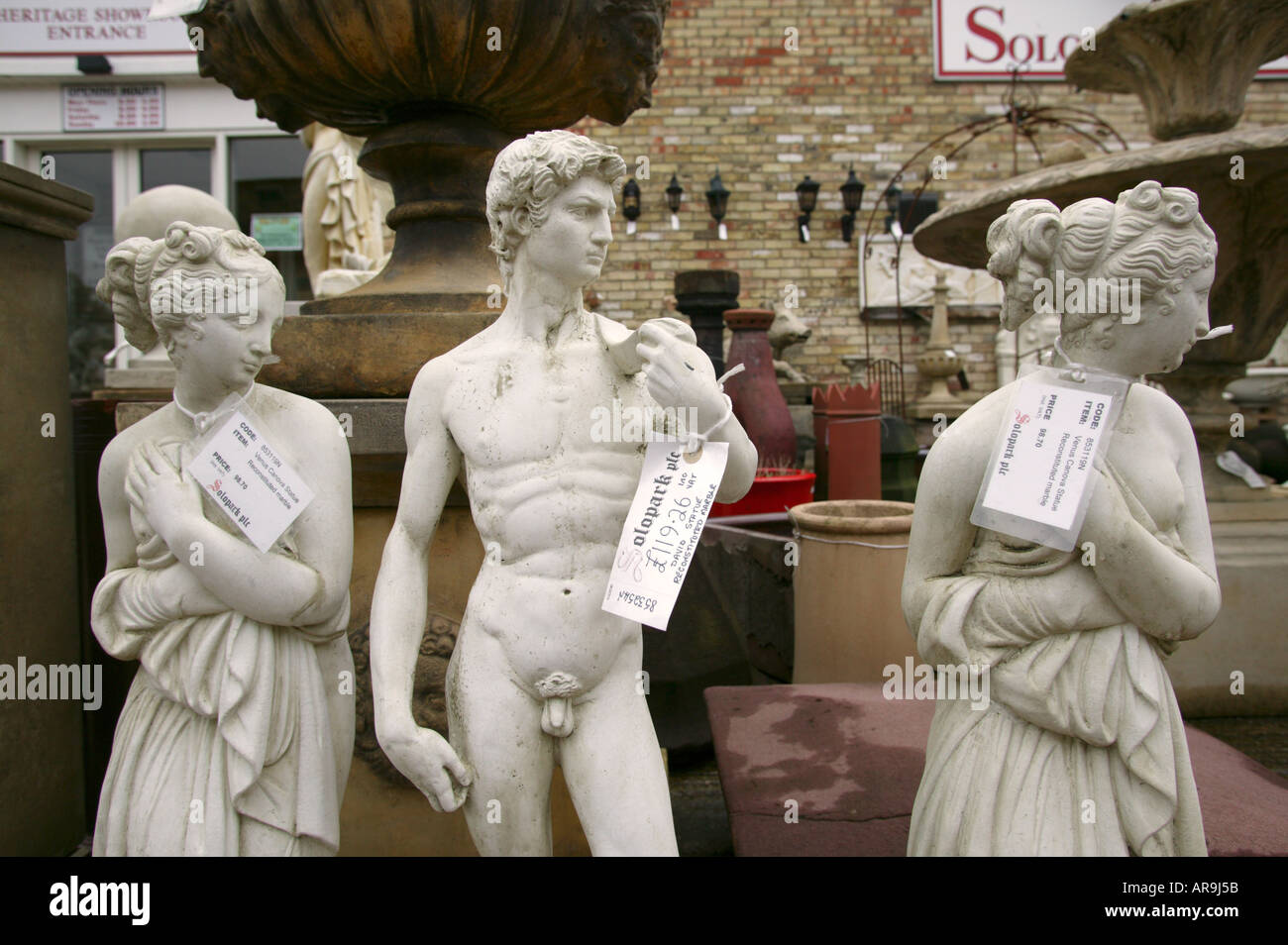 Un maschio e due statue femminili a solopark costruzione cantiere dei materiali di consumo Foto Stock