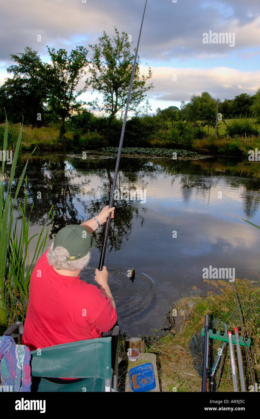 Donna Moel Pesca y Garth Piscina Birmingham Welshpool Galles Centrale Foto Stock