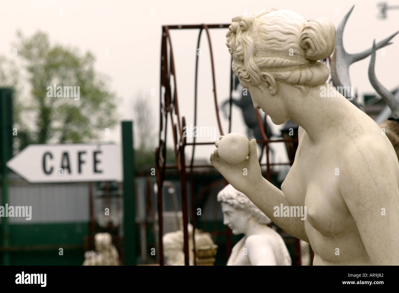 Statua di pietra di sostegno femmina cerca apple presso il cafe segno a solopark costruzione cantiere dei materiali di consumo Foto Stock