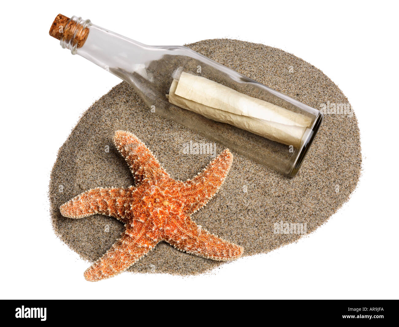 Un messaggio in bottiglia e la stella di mare sulla sabbia Foto Stock