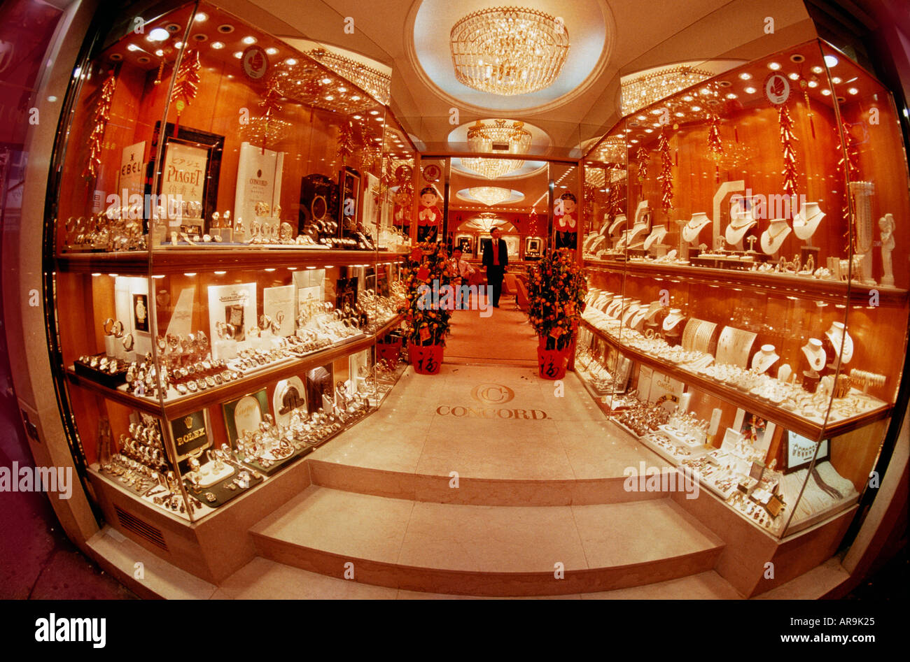 Hong Kong gioiellerie finestra anteriore ingresso orologi shopping collane anelli oro argento Concord gioielli ricchi di uscita posh Foto Stock