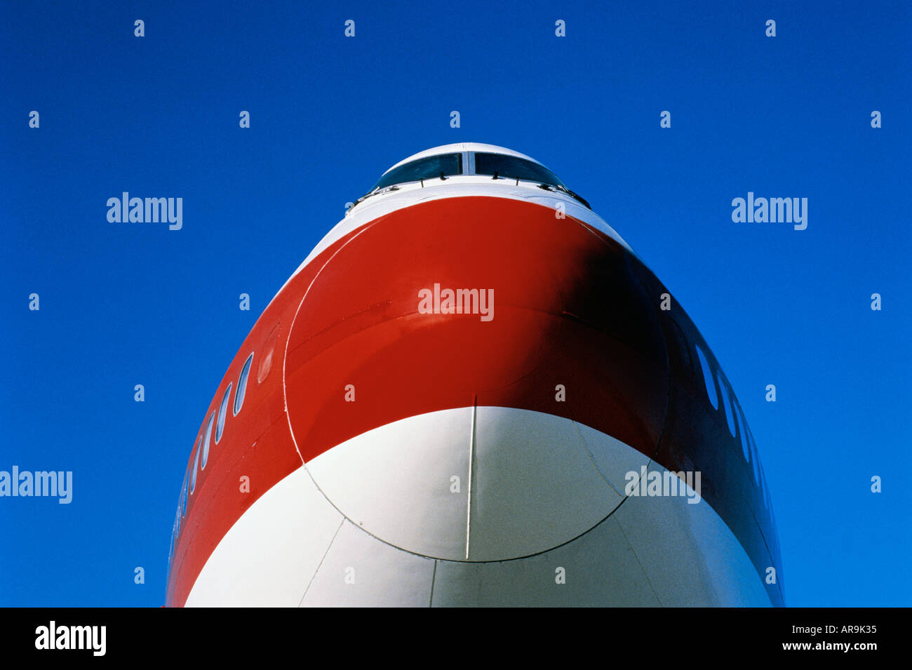 Boeing 747 jumbo jet naso rosso e bianco luce del giorno cielo blu Foto Stock